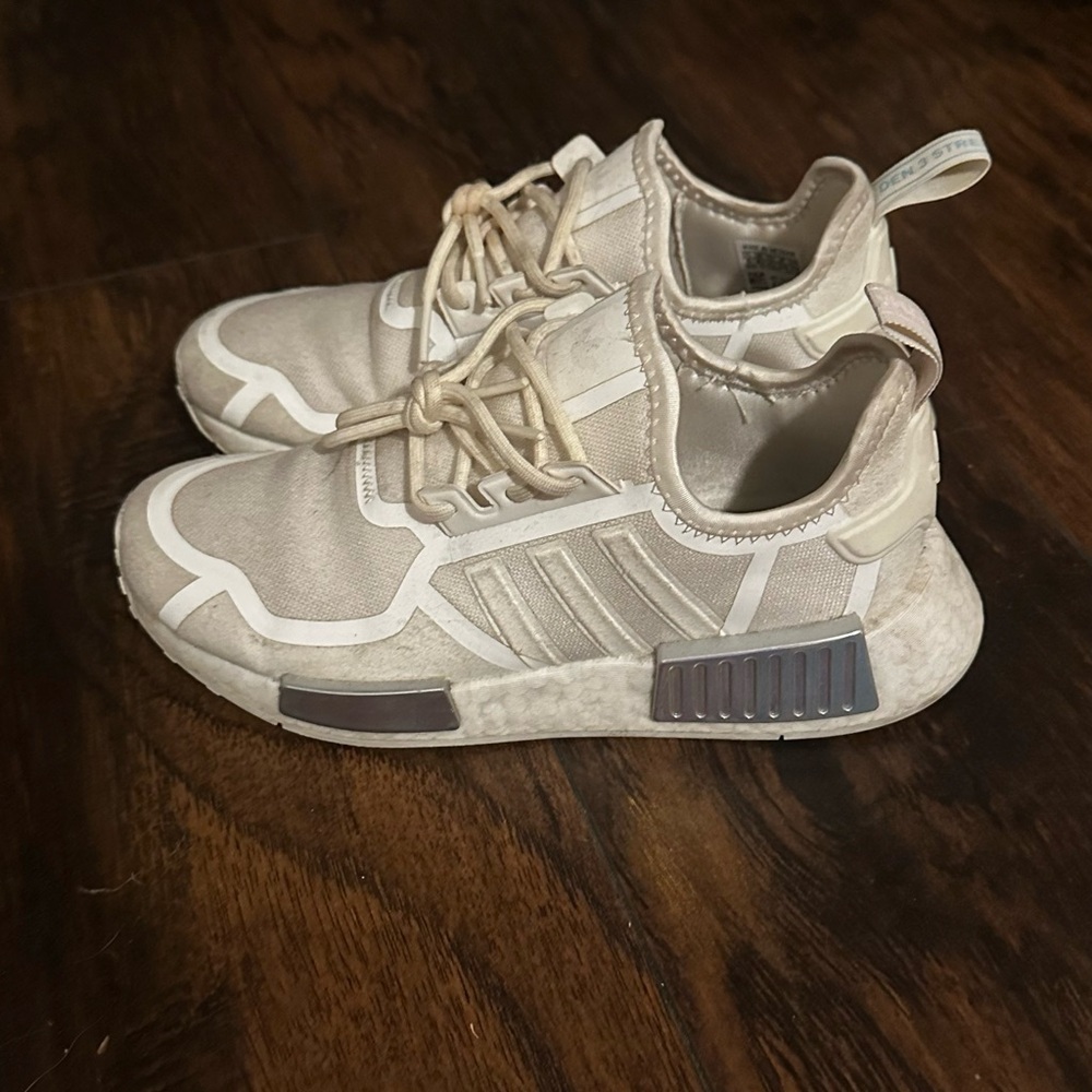 Women’s adidas tennis shoes - Picture 4 of 4
